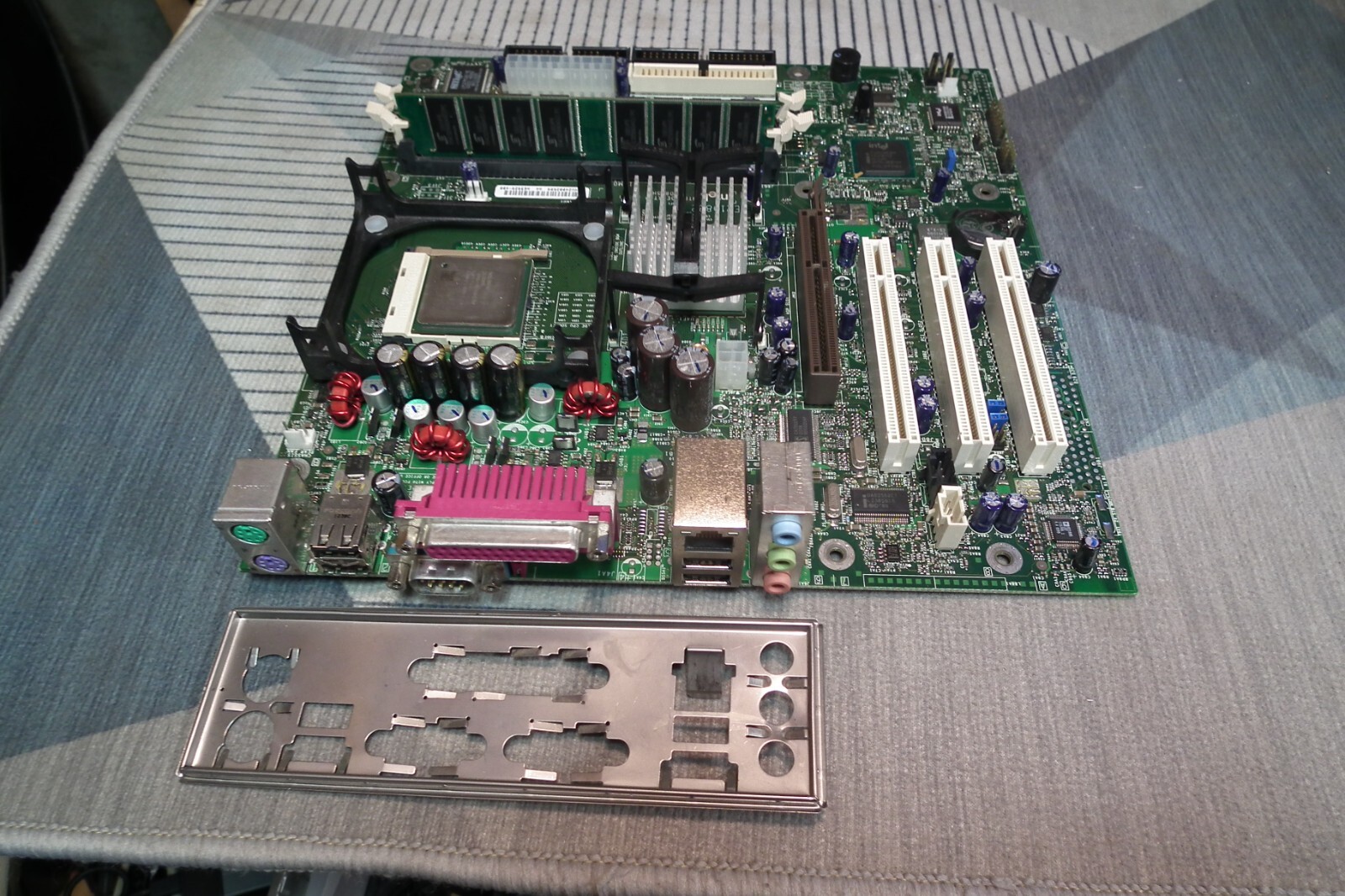 INTEL D845HV, AA A63929-400, Socket 478 Motherboard + 1.70GHz +512Mb +I/O