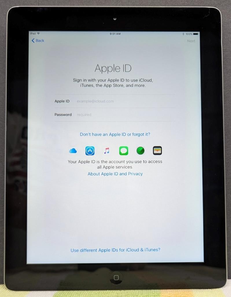 Apple iPad 4th Gen A1458 32GB 9.7" WiFi Works Perfectly & Carrying Case Bundle