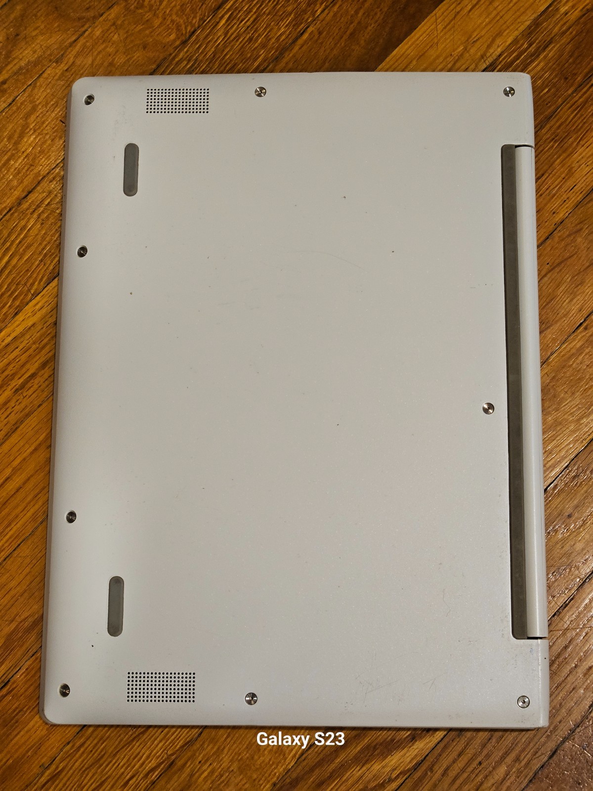 Lenovo Chromebook c339 2 in 1 convertible laptop white 64GB working, missing key
