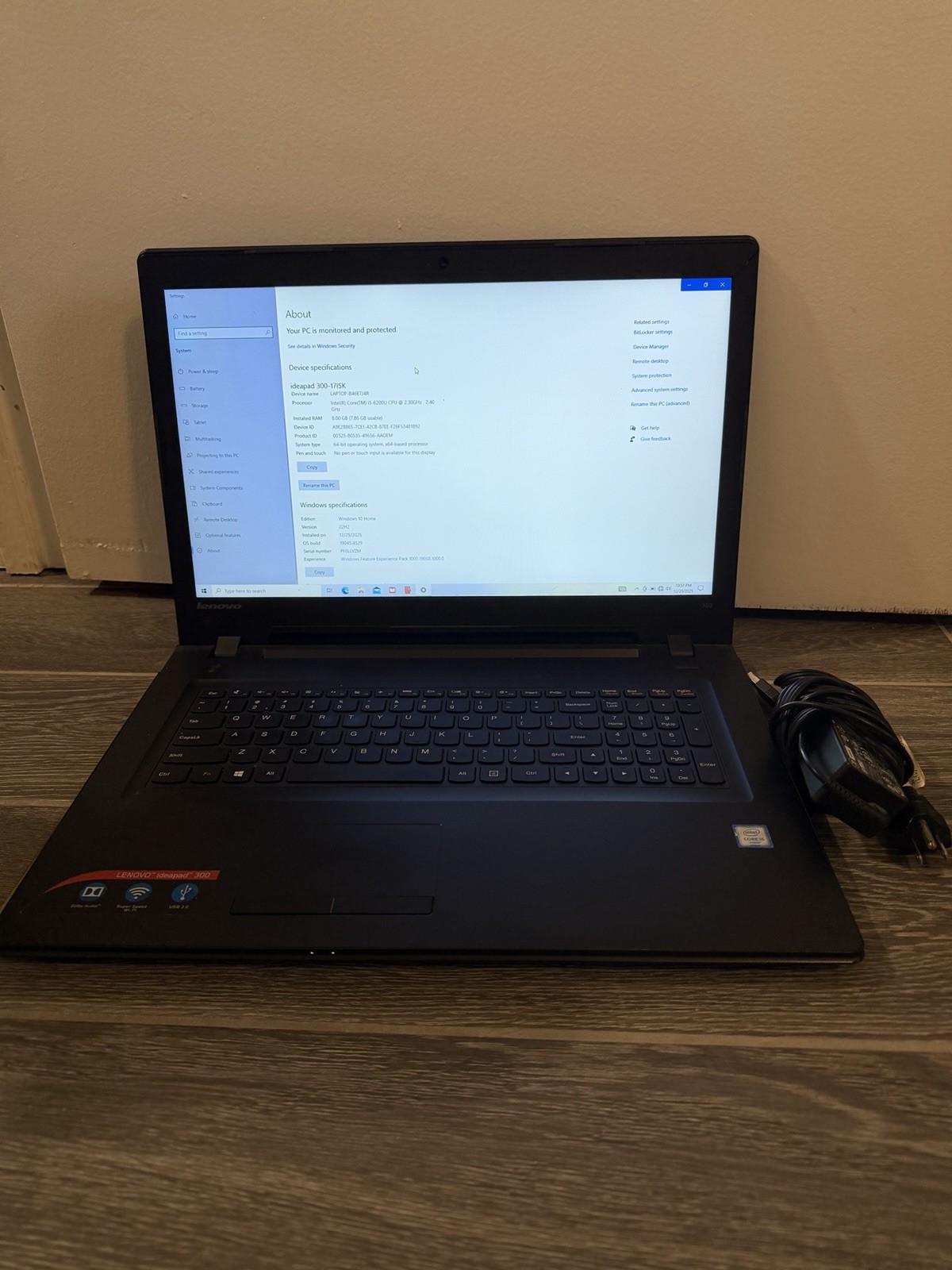Lenovo IdeaPad 300-17ISK 80QH 17.3" Laptop i5-6200U 8GB RAM 1TB HDD + Charger
