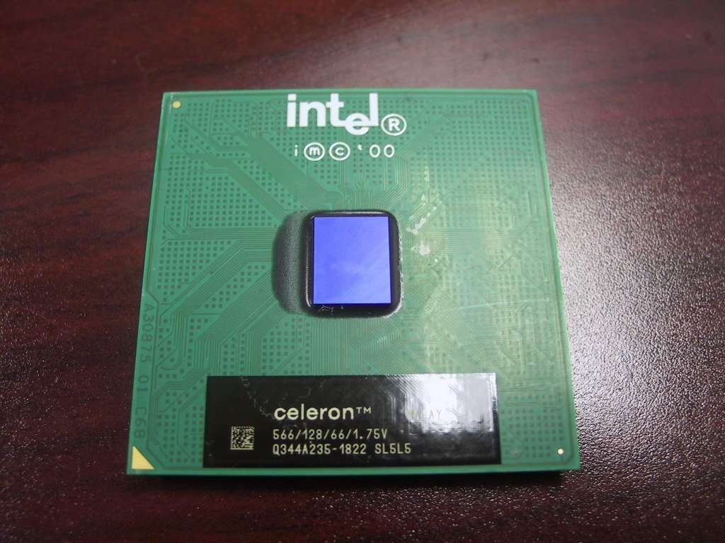 Vintage Intel CELERON 566MHz 66MHz 128K  1.75V CPU RB80526RX566128 SL5L5