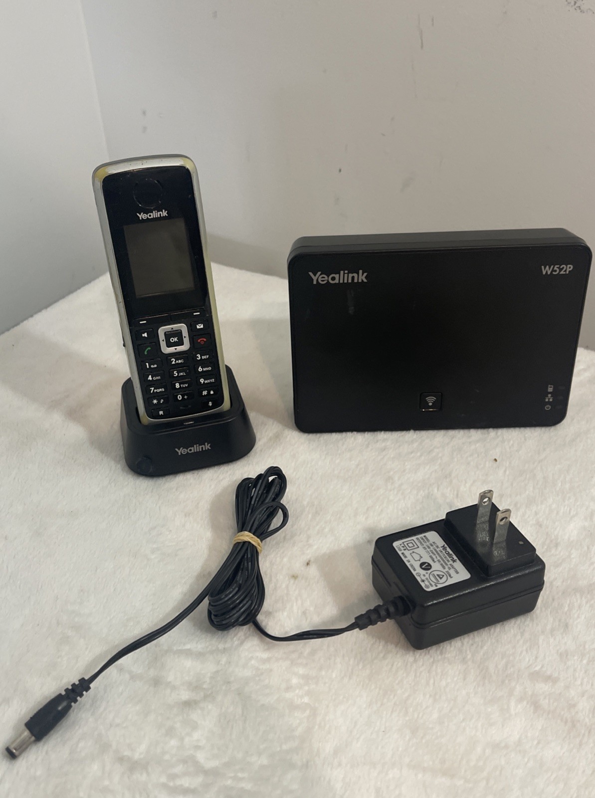 Yealink W52P SIP DECT Cordless IP Phone System w Base Station, Handset & Power