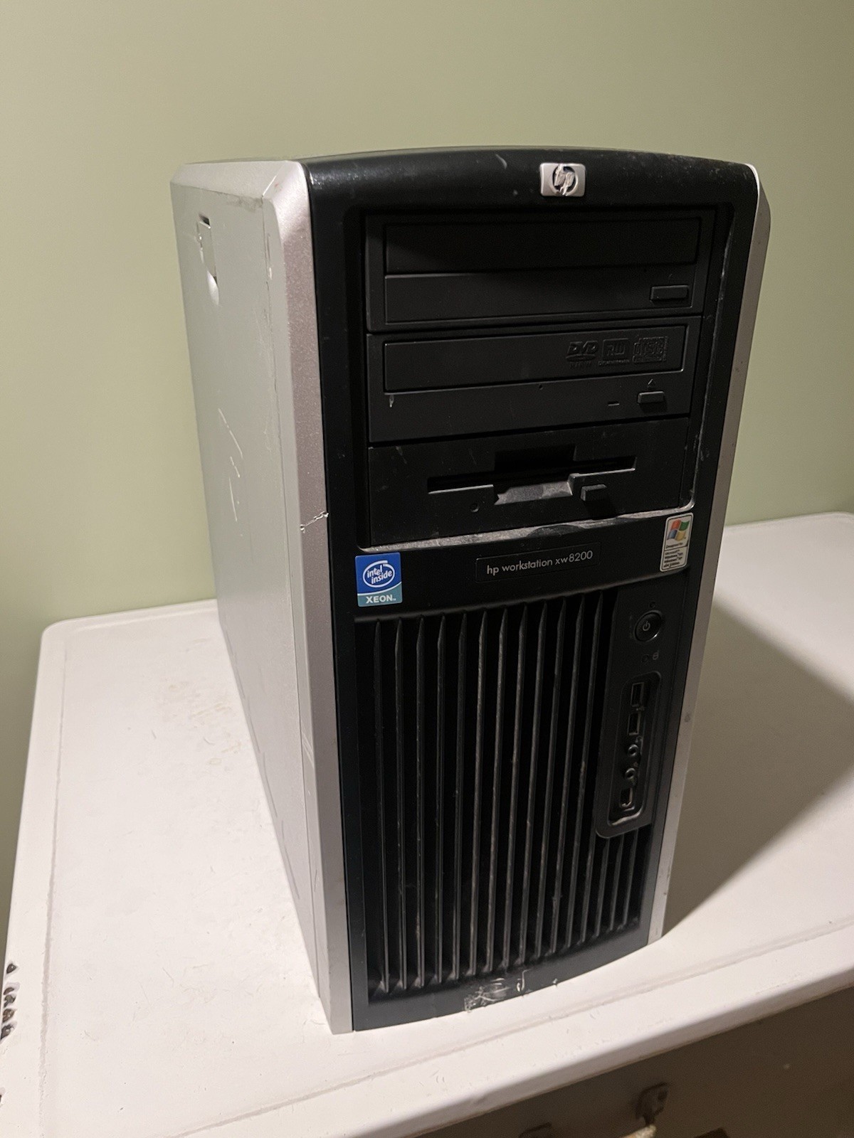 HP XW8200 Workstation Dual Xeon 3.0Ghz CPU 2GB RAM  Nvidia Quadro