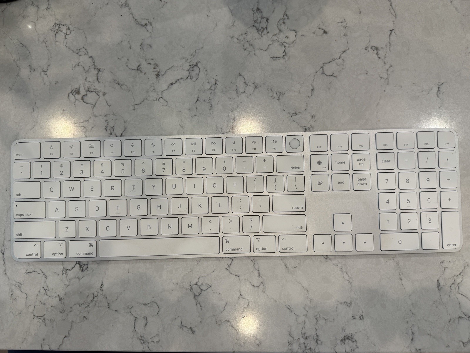 Apple A2520 Magic Keyboard With Touch ID and Numeric Keypad WHITE