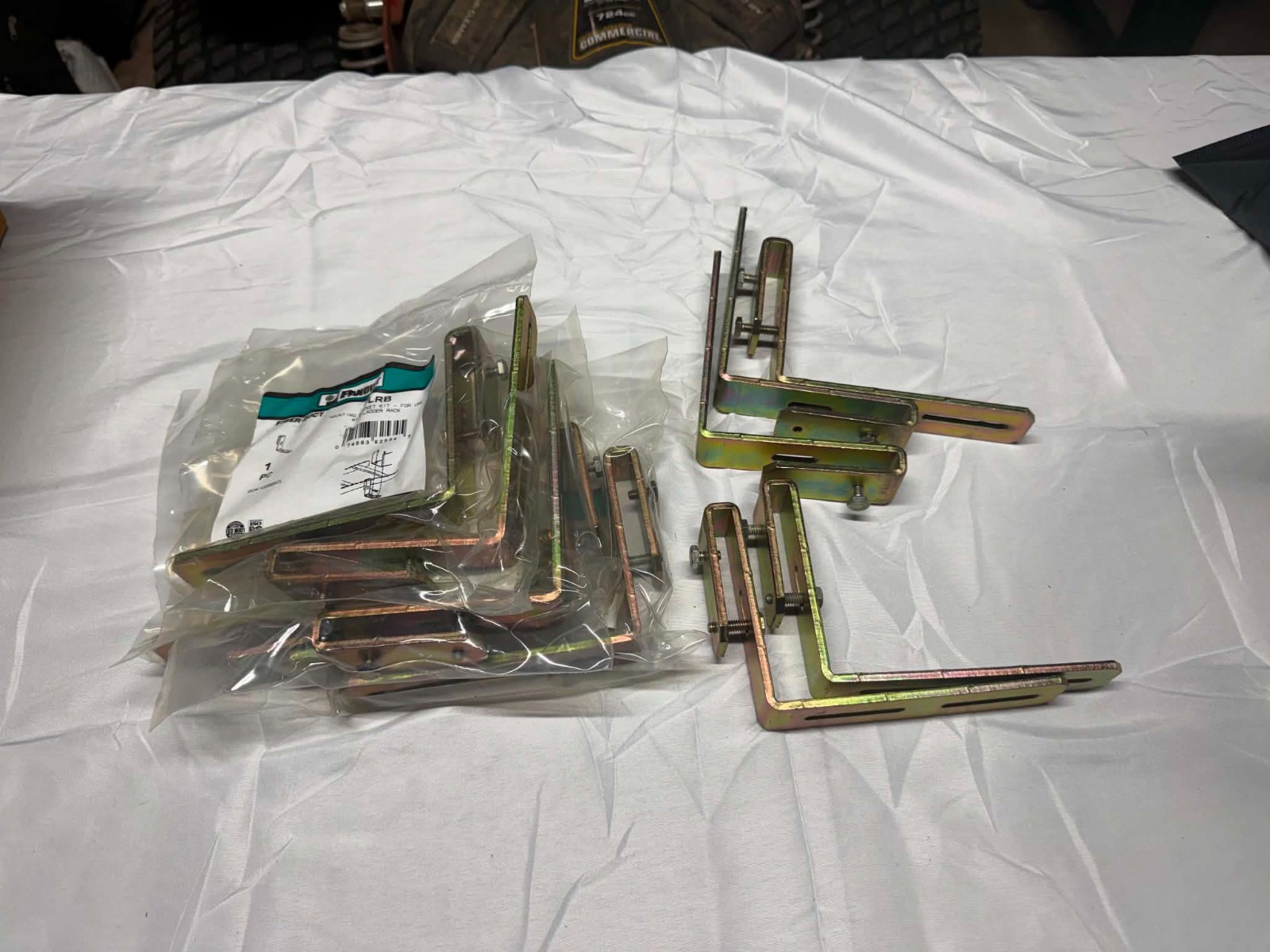 PANDUIT FLRB Mfiber-Duct Mounting Bracket Kit for use with ladder rack