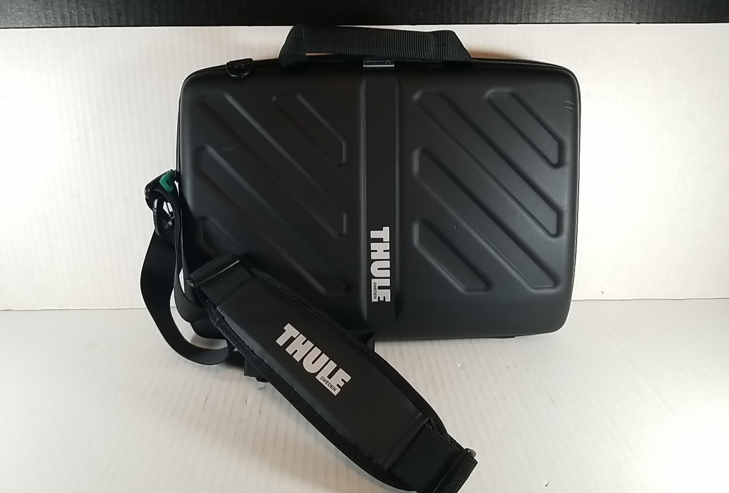 Thule Gauntlet Laptop Sleeve Case for 13/14 Inch Black