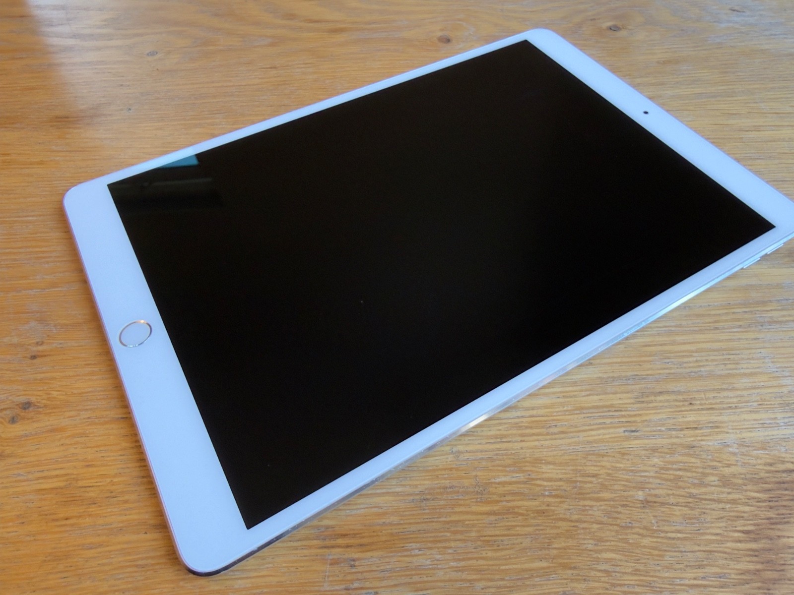 Apple iPad Pro 10.5 512GB Wi-Fi Silver MPGJ2LL/A with Apple Smart Keyboard