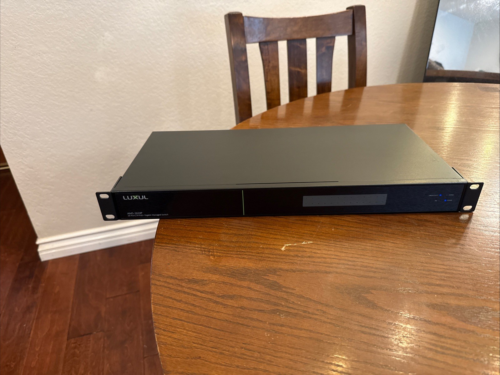 Luxul AMS-2624P AV-Series 26-port/24 PoE+ Gigabit Managed Switch MINT Works+cord