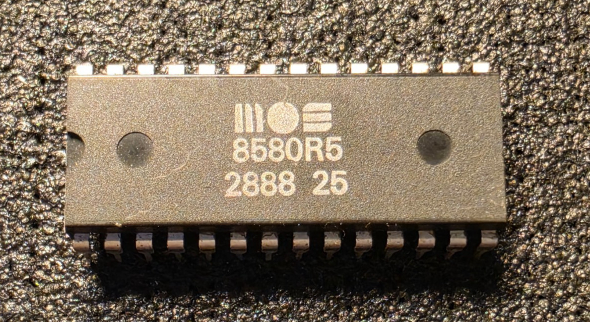 MOS 8580 R5 (2888) Commodore 64 SID -=TESTED=-
