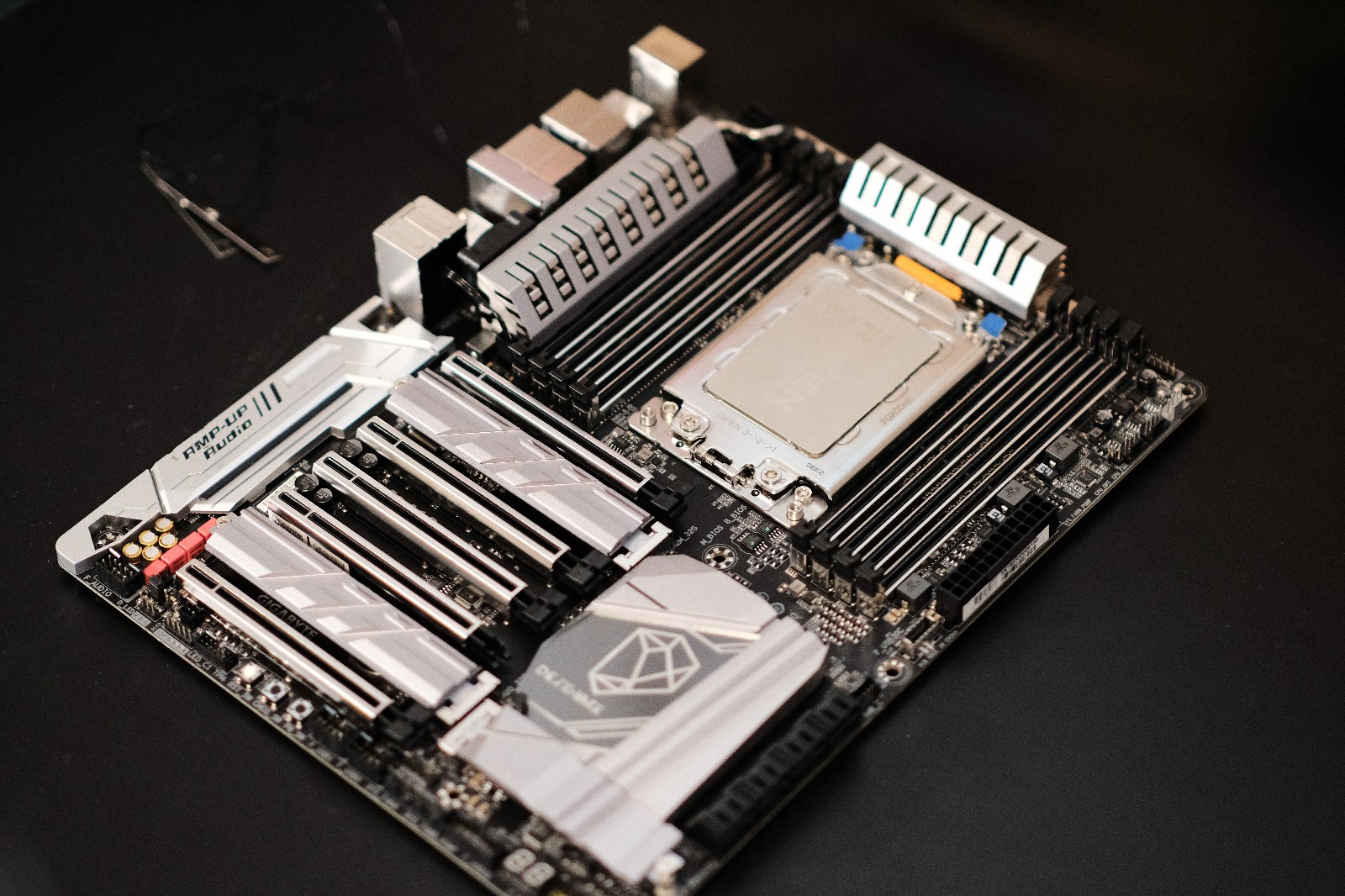 GIGABYTE X399 Designare motherboard with AMD Threadripper 2950X - combo