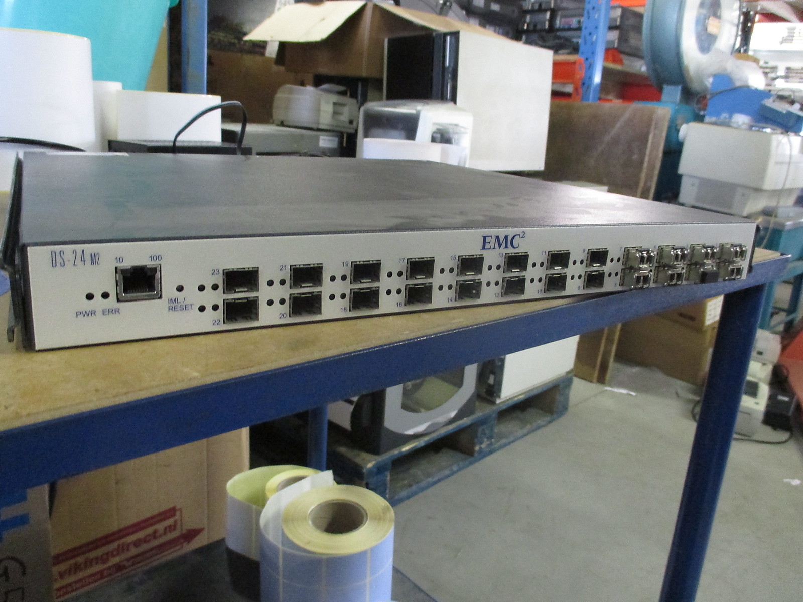EMC Connectrix DS-24M2 FC Switch 24-Port 2GB Fibre + 8x Finisar FTRJ8519P1BNL-MC