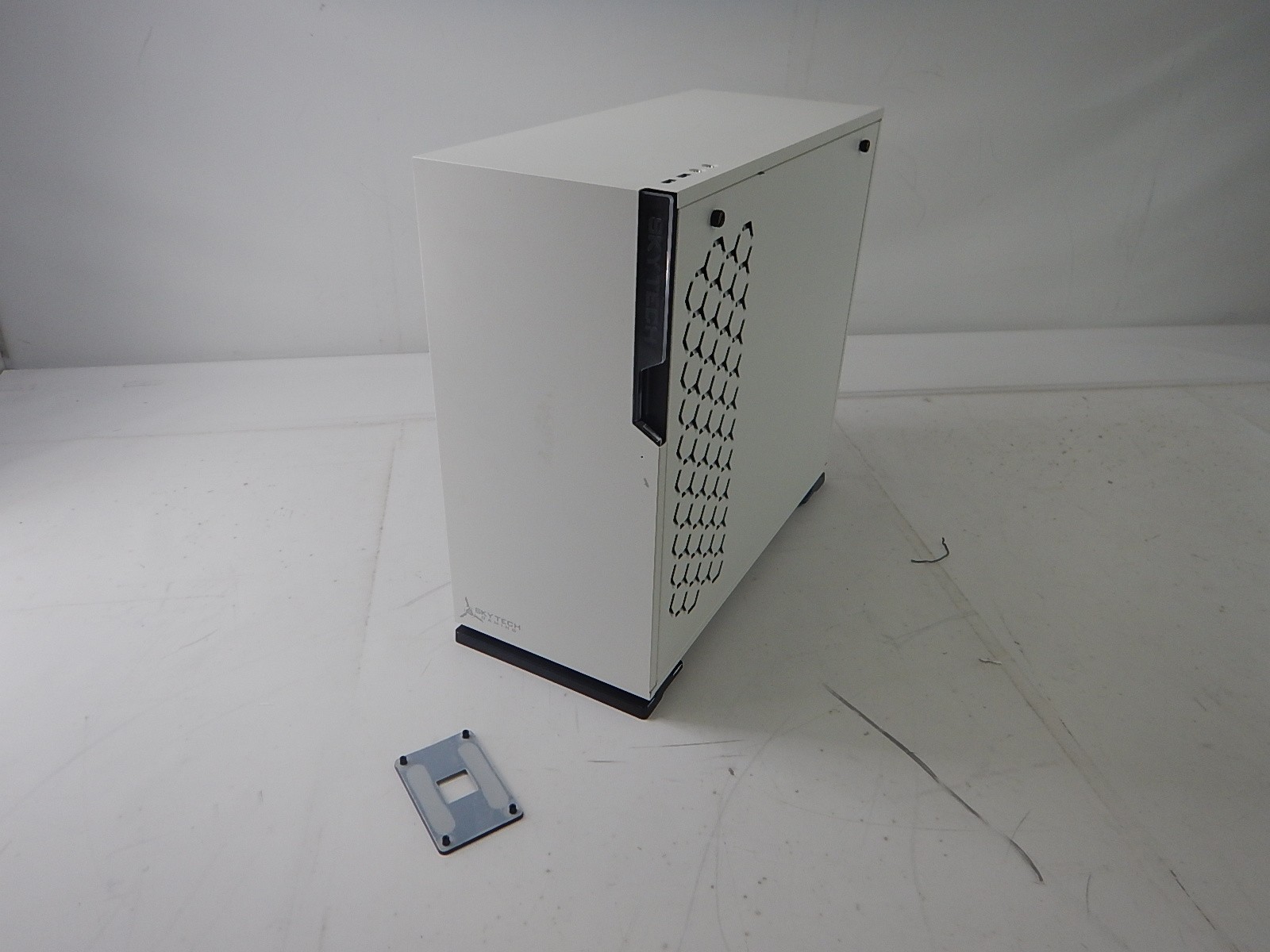 Skytech Shiva Gaming PC Empty Case Shell - InWin 101 mATX White - FOR PARTS