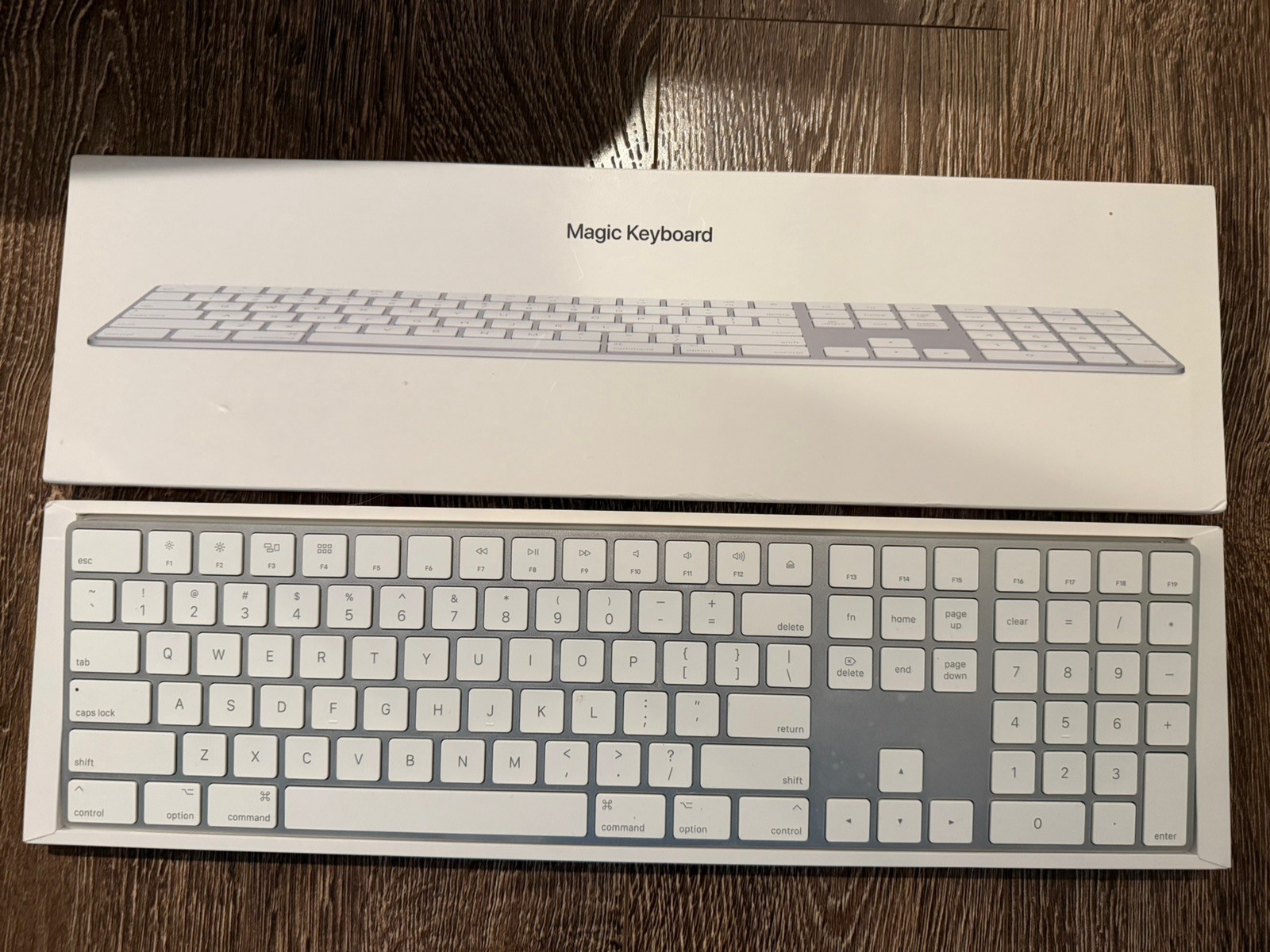 Apple Magic Keyboard with Numeric Keypad Silver MQ052LL/A Wireless A1843 white