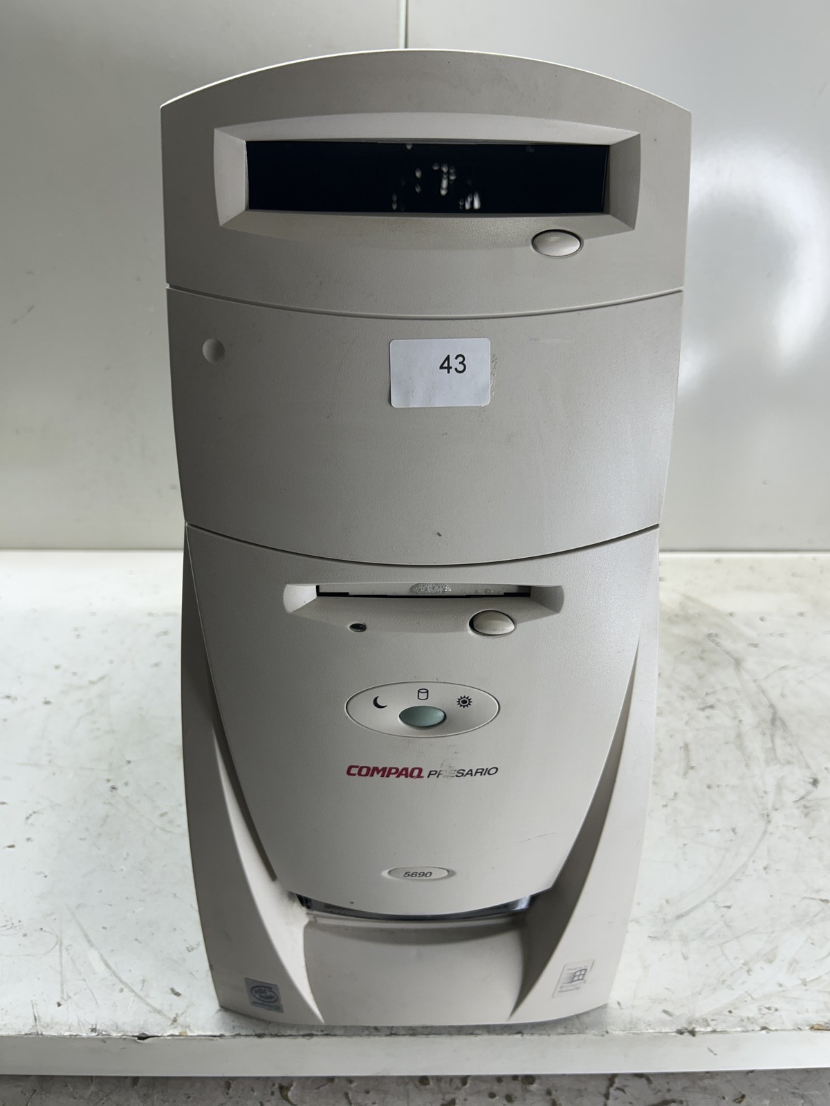 Compaq Presario 5690  Intel Pentium 3 500MHz 512MB NO HDD NO OPTICAL DRIVE