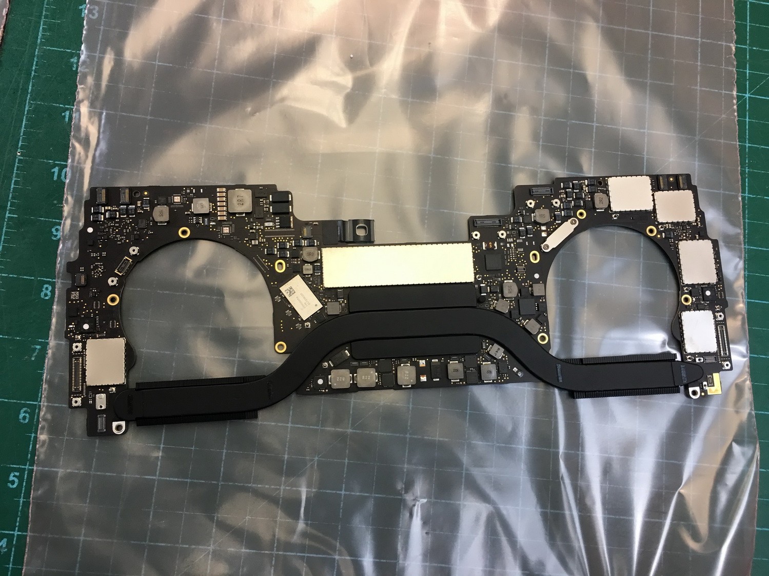 Apple MacBook Pro 13 A1706 2016 i7 3.3GHz Logic Board 16GB 512GB SSD 820-00239-A