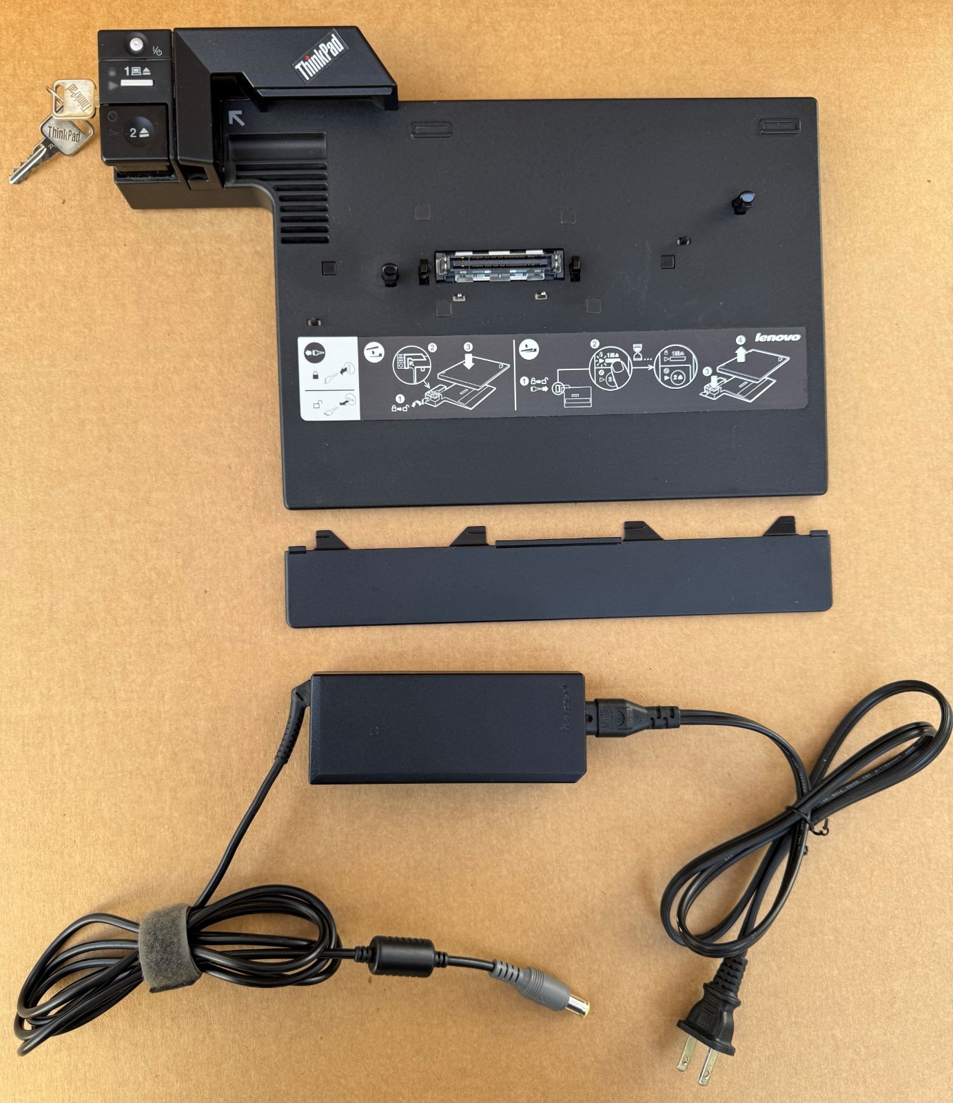 ThinkPad Docking Station (Type 2504) w/ lock keys and 90W AC Adapter
