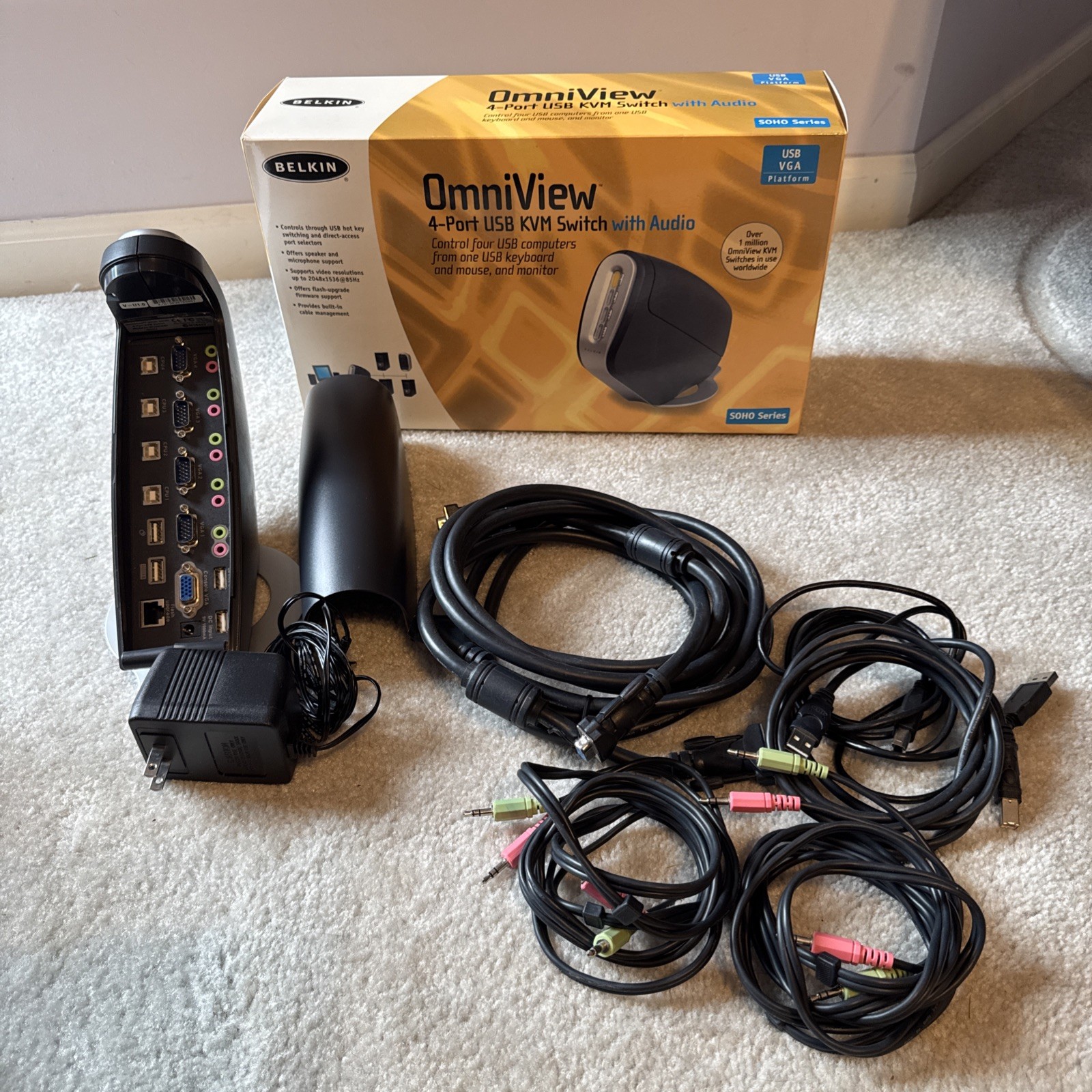 Belkin OmniView SOHO Series 4-Port USB KVM Switch F1DS104U With Cables