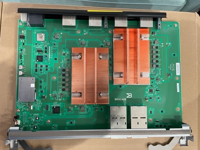 Brocade CR32-4 X6-4 Blade with 8 4x32Gb/s QSFP+ Ports.