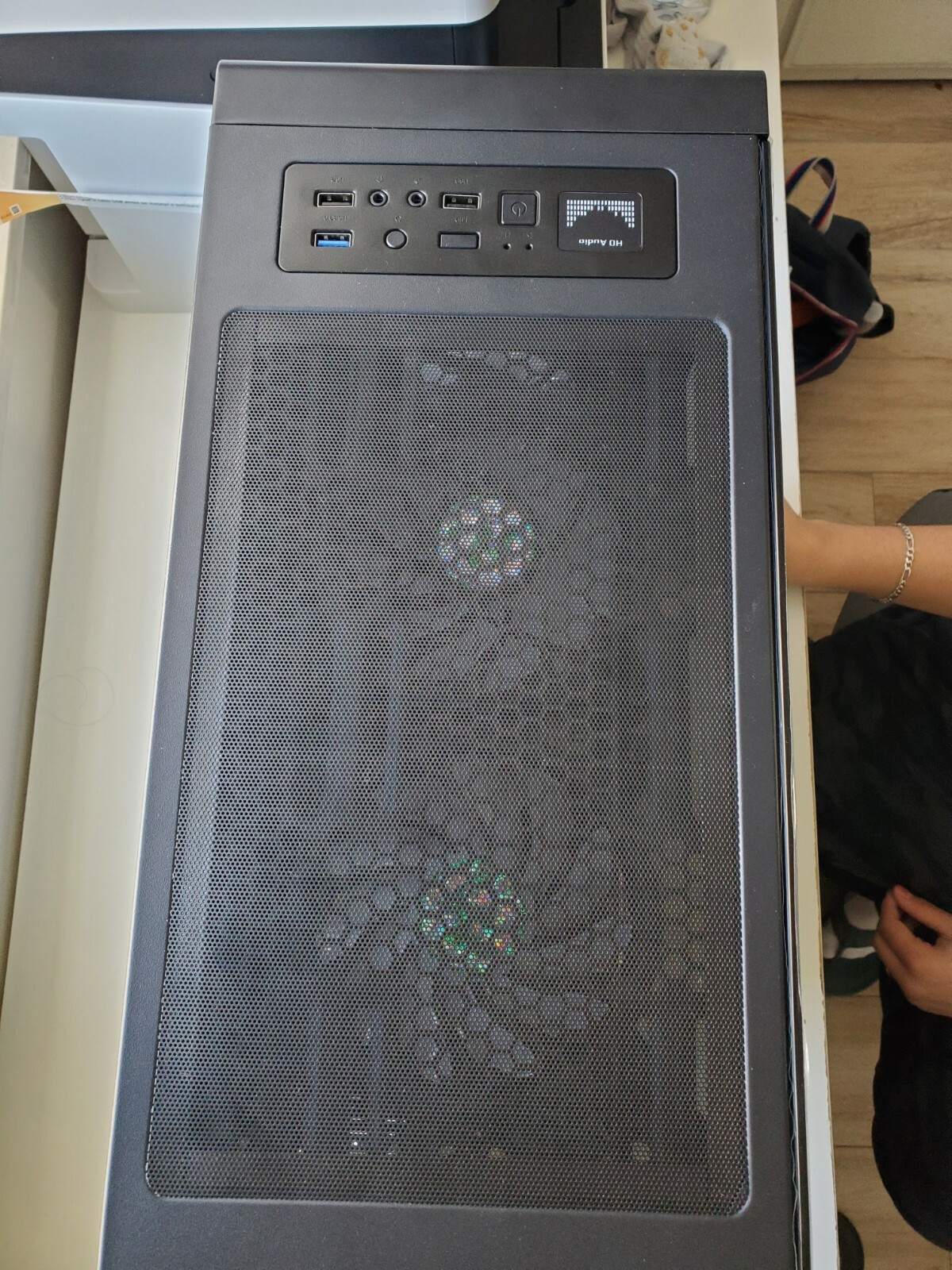 New compiuter case musetex 6 rgb cooler new condition no demege. Mid tower