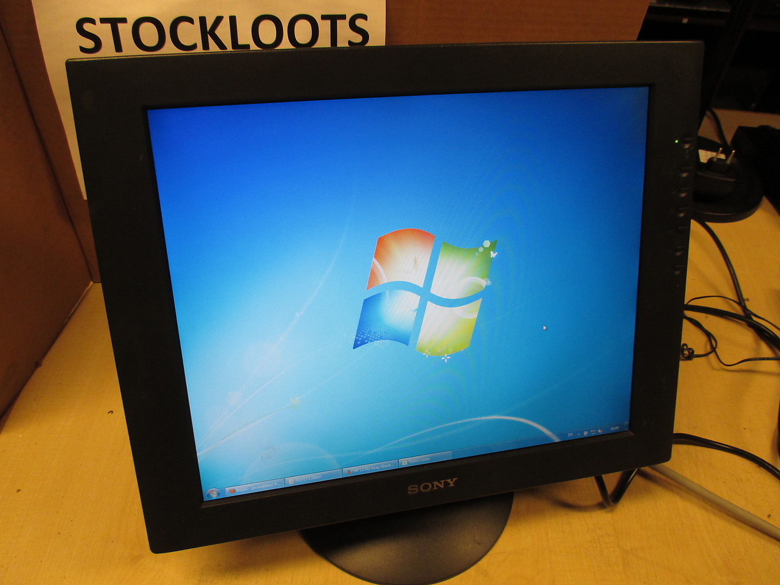 Sony SDM-S71R 17" LCD Monitor 1280 x 1024 500:1 75Hz 16ms 5:4 Black VGA