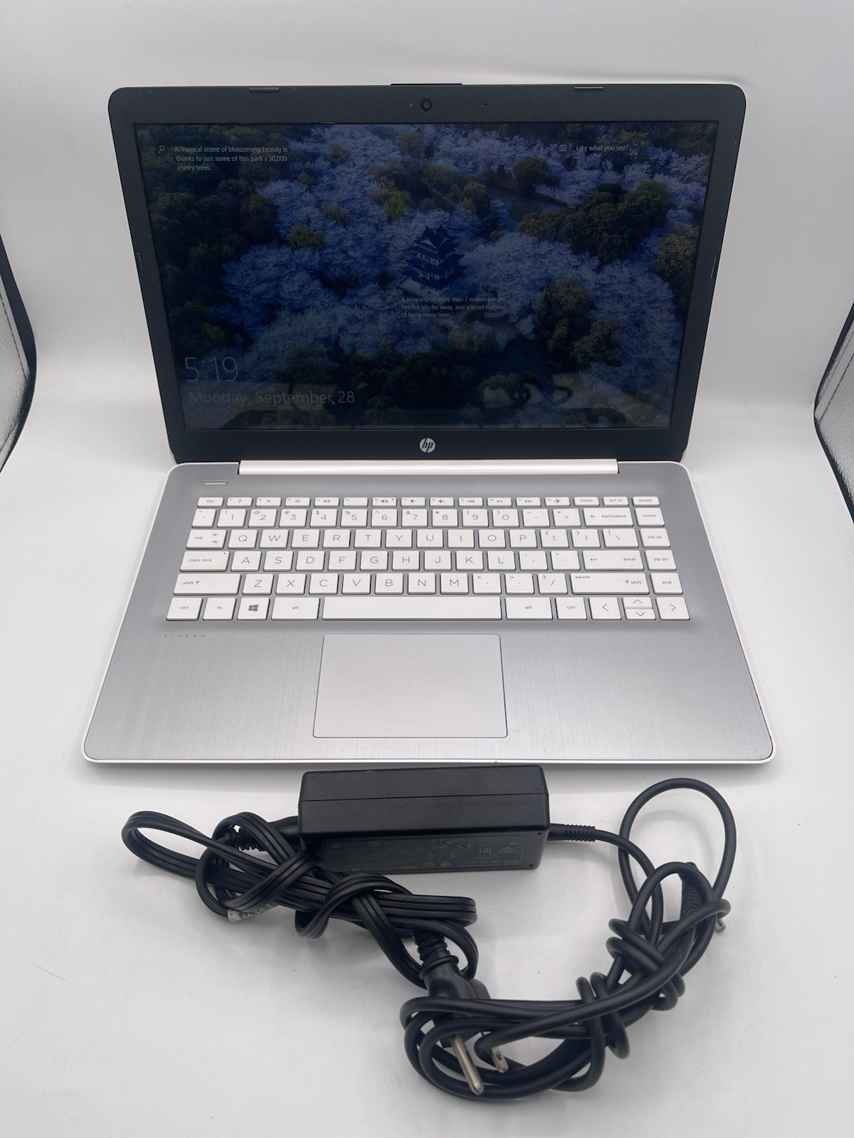 HP Stream 14-ds0070nr 14” Laptop AMD A4-9120e 4GB RAM 64GB Windows 10 & Charger
