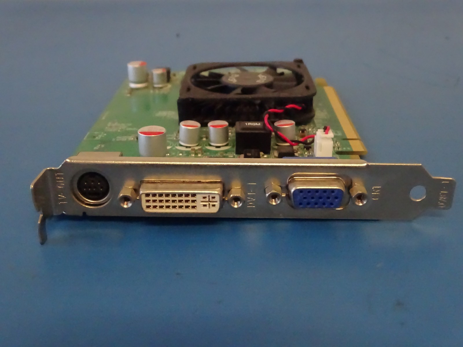 EVGA NVIDIA GeForce 8400GS 512MB DDR2 PCIe Video Card 512-P2-N738-LR TV-Out