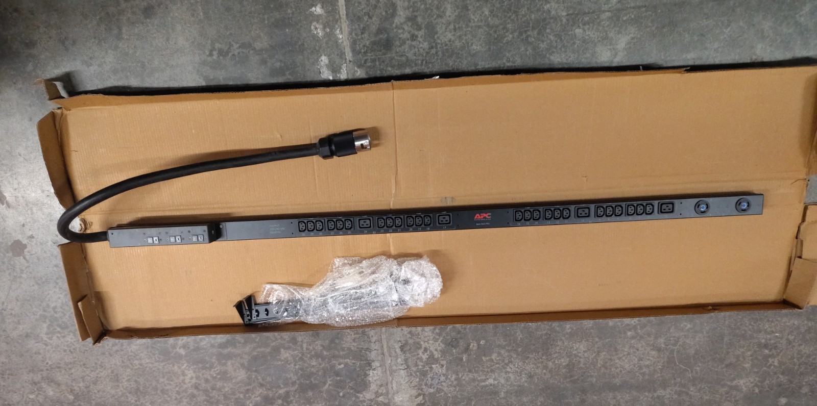 APC AP7569 Basic Rack PDU || 14.4kVA 208V || 24xC13 Outlet || 4xC19 Outlet 