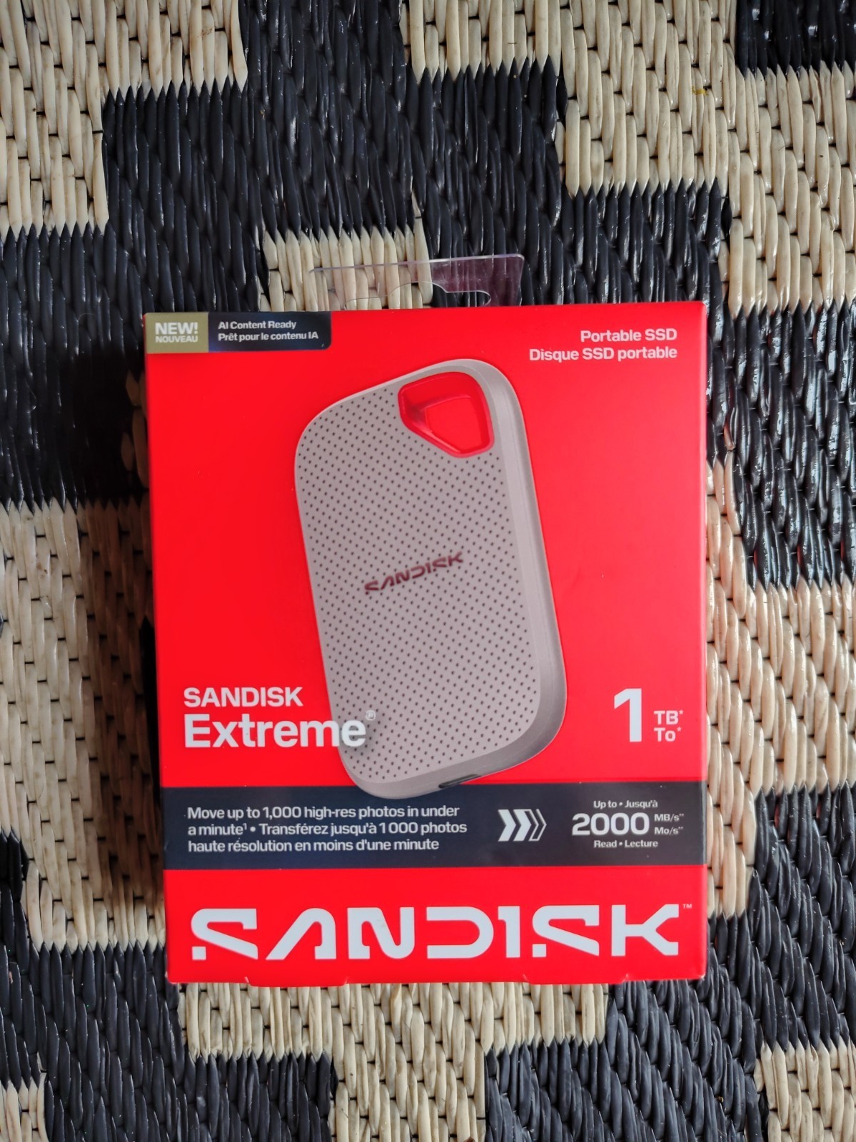 SanDisk Extreme Portable SSD 1TB  Up 2000 MB SDSSDE7W-1T00-AW25