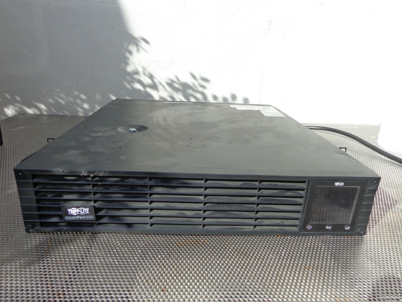 TrippLite UPS Smart2200RMXLN rackmount 2200va (No Batteries)