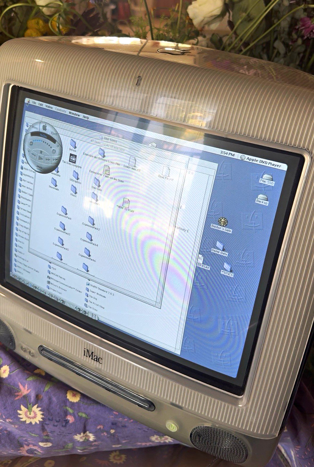 Functional Apple iMac G3 with keyboard, mouse and paperwork