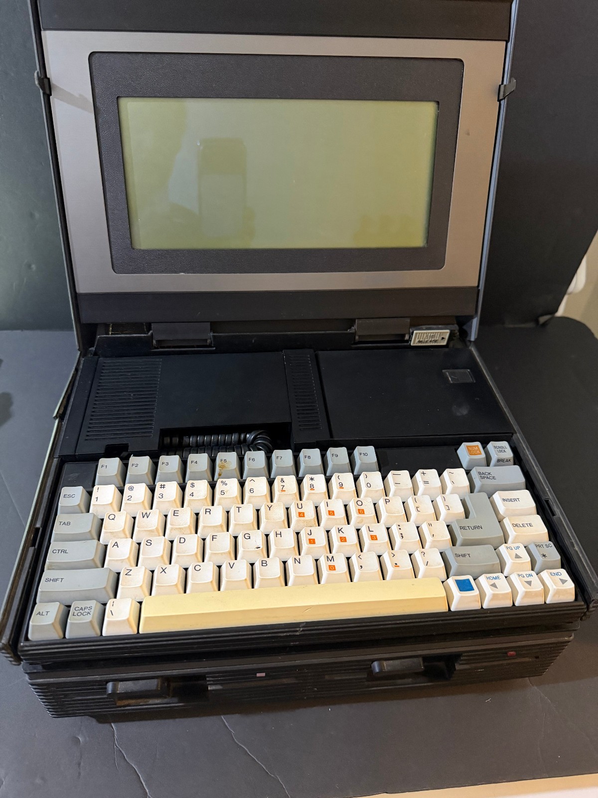 KAYPRO 2000 LAPTOP GOOD CONDITION DUAL FDD COMPLETE UOS A PIECE OF HISTORY RARE