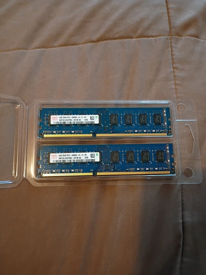 8 GB (2x 4GB) Pc3 10600U - sold as is