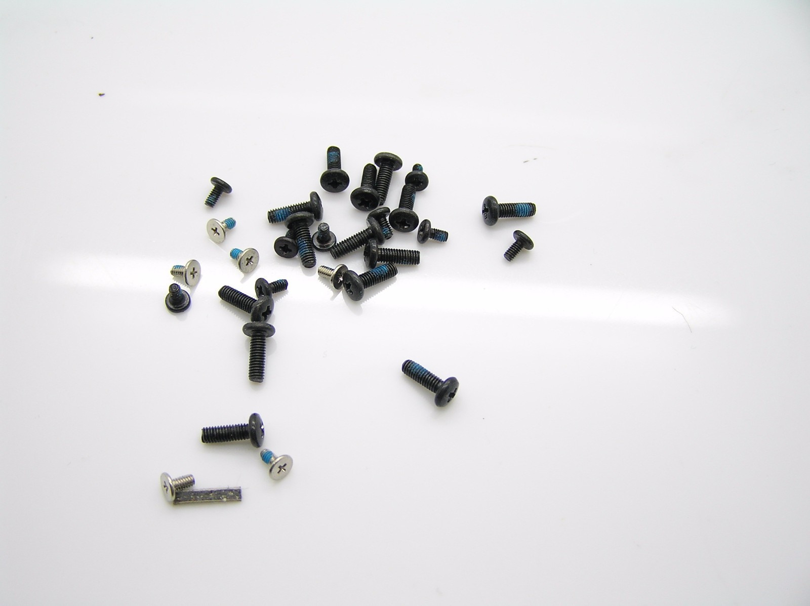 Genuine Samsung RC512L NP-RC512L-W01US Screw Set 