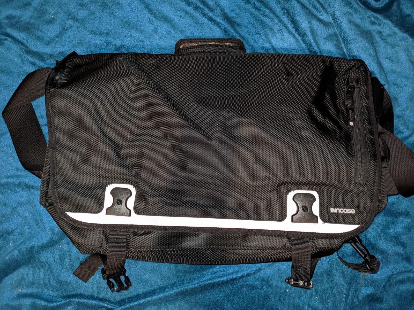 Incase laptop bag with padded inner pocket, black