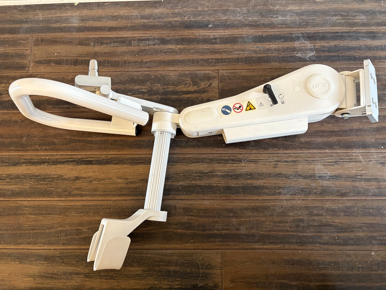 GCX WS-0001 Monitor Arm Maximum Load: 30 lbs/ 14 kg mounting adjustable