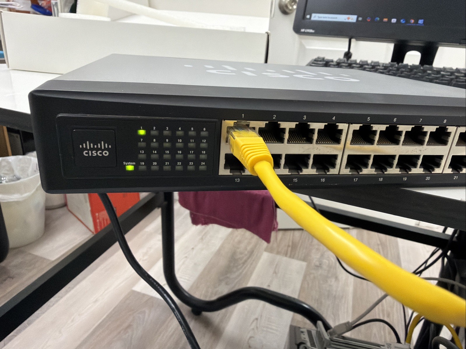 Cisco Small Business SR224 24-Port 10/100 Switch: Unmanaged / Wall & Rack NEW