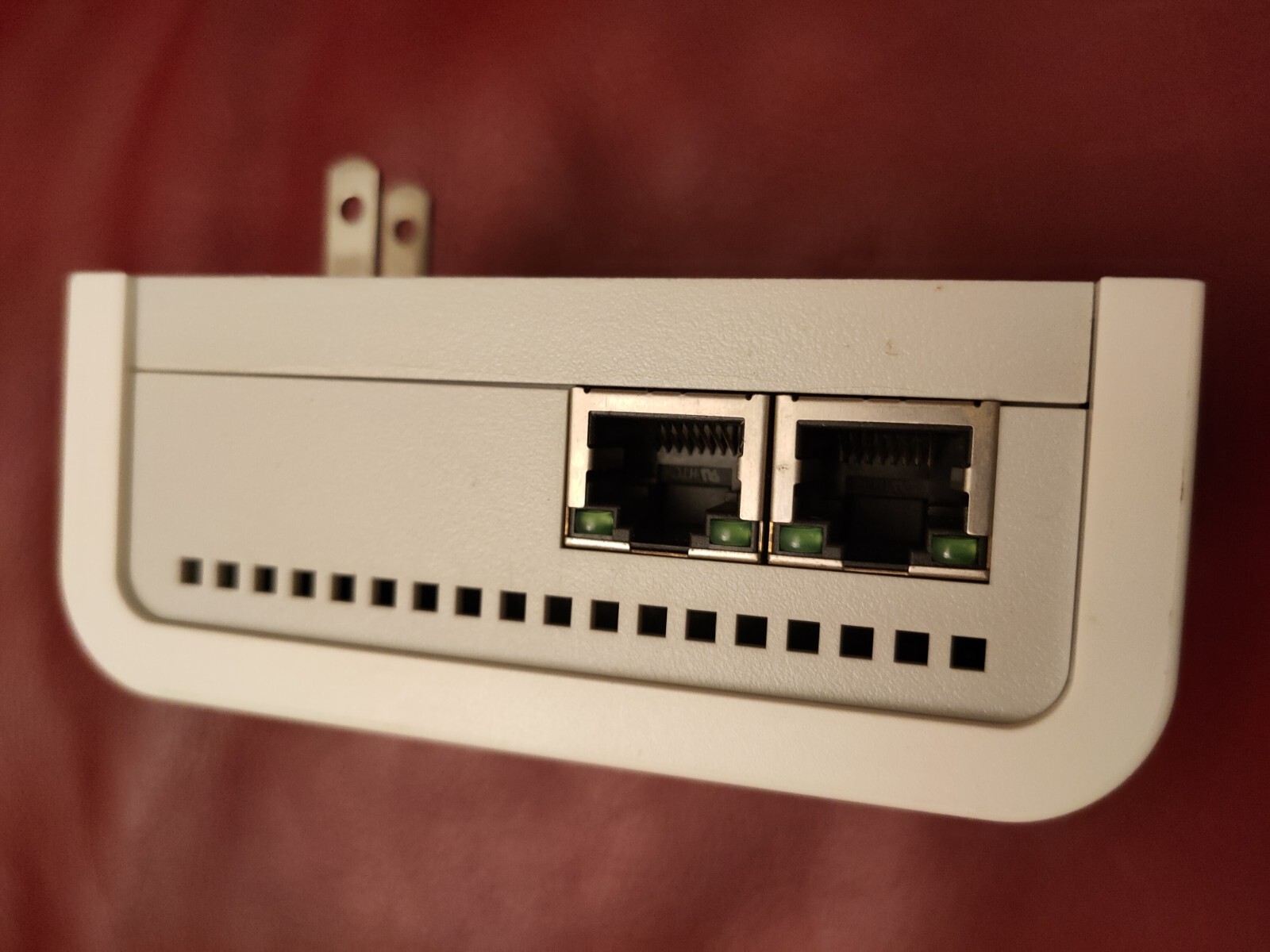 Netgear XE104 85 Mbps Wall-Plugged Ethernet Switch Plug Vintage