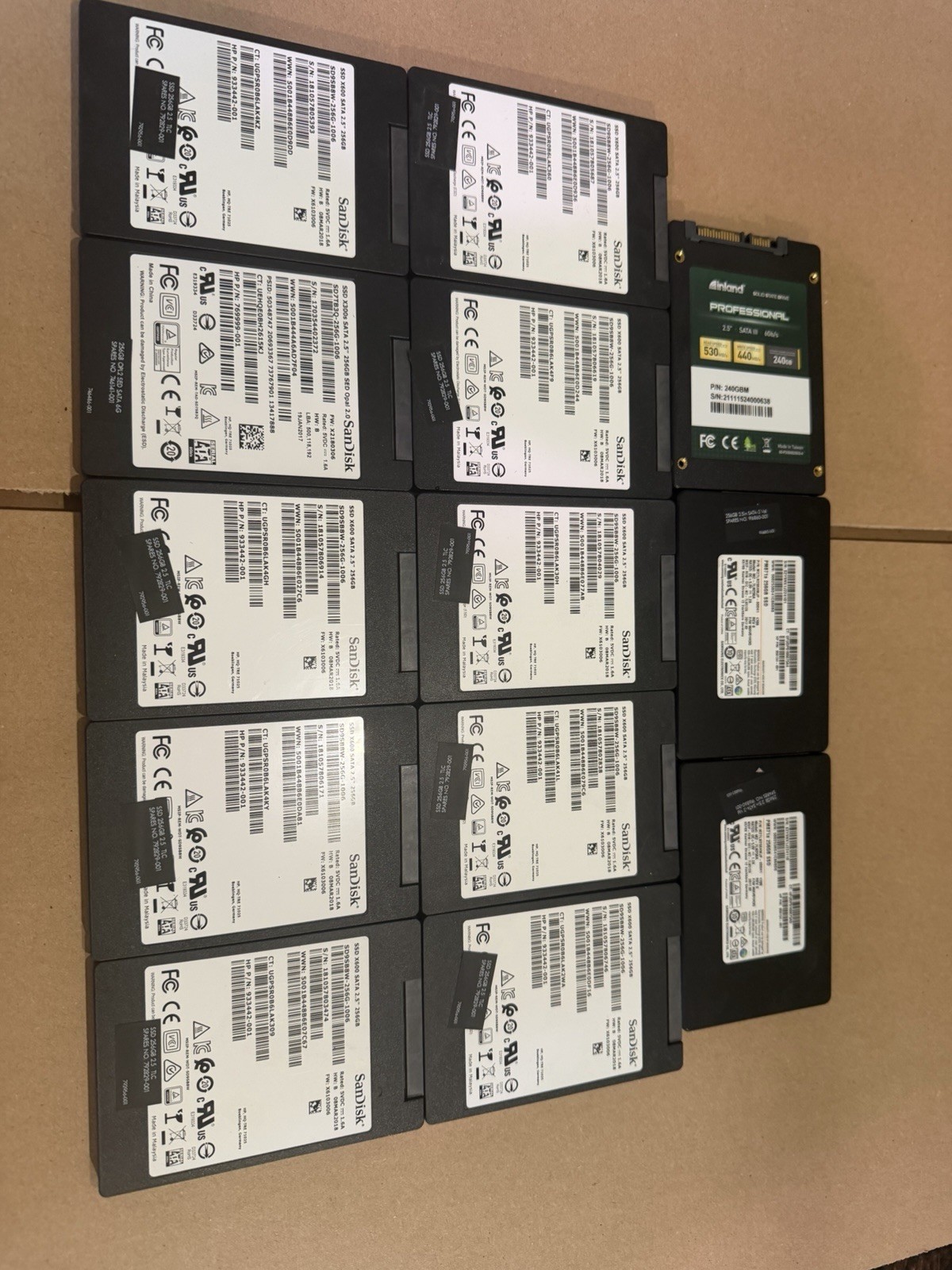 LOT OF 13 240GB / 256GB SATA 6GB/S 2.5" SSD DRIVES - MIXED MAJORS