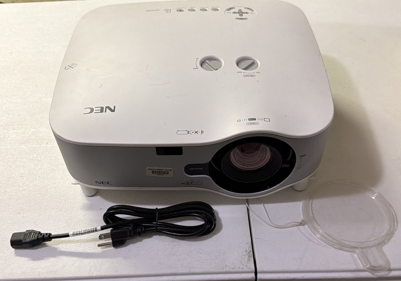 NEC NP2150 3LCD PROJECTOR 4200 LUMENS HD 600:1 XGA - 1013 Lamp Hours