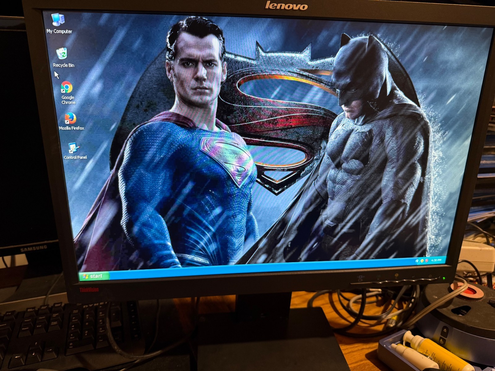 Lenovo ThinkVision L2250PWd 22-inch Widescreen 1680 x 1050 VGA DVI LCD Monitor