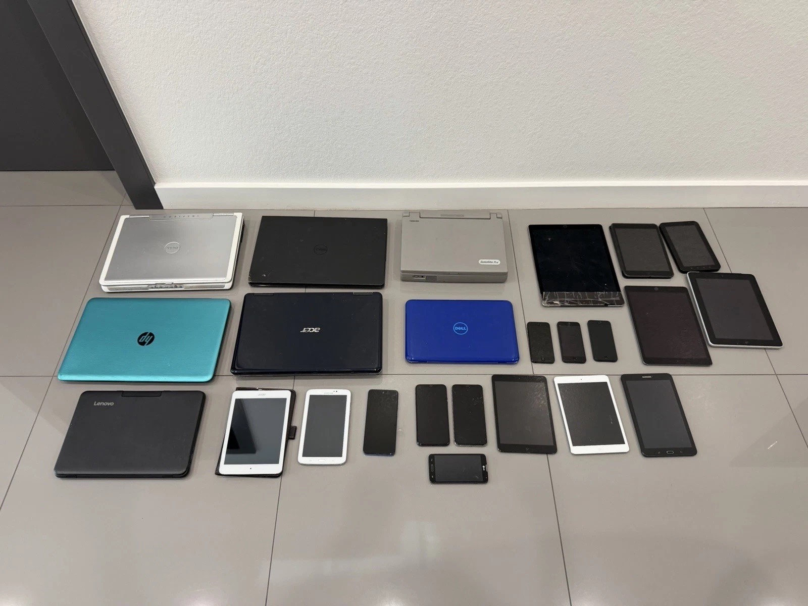 Lot Of 24 Laptops Tablets Cell Phones Etc Apple Dell Hp PARTS ONLY