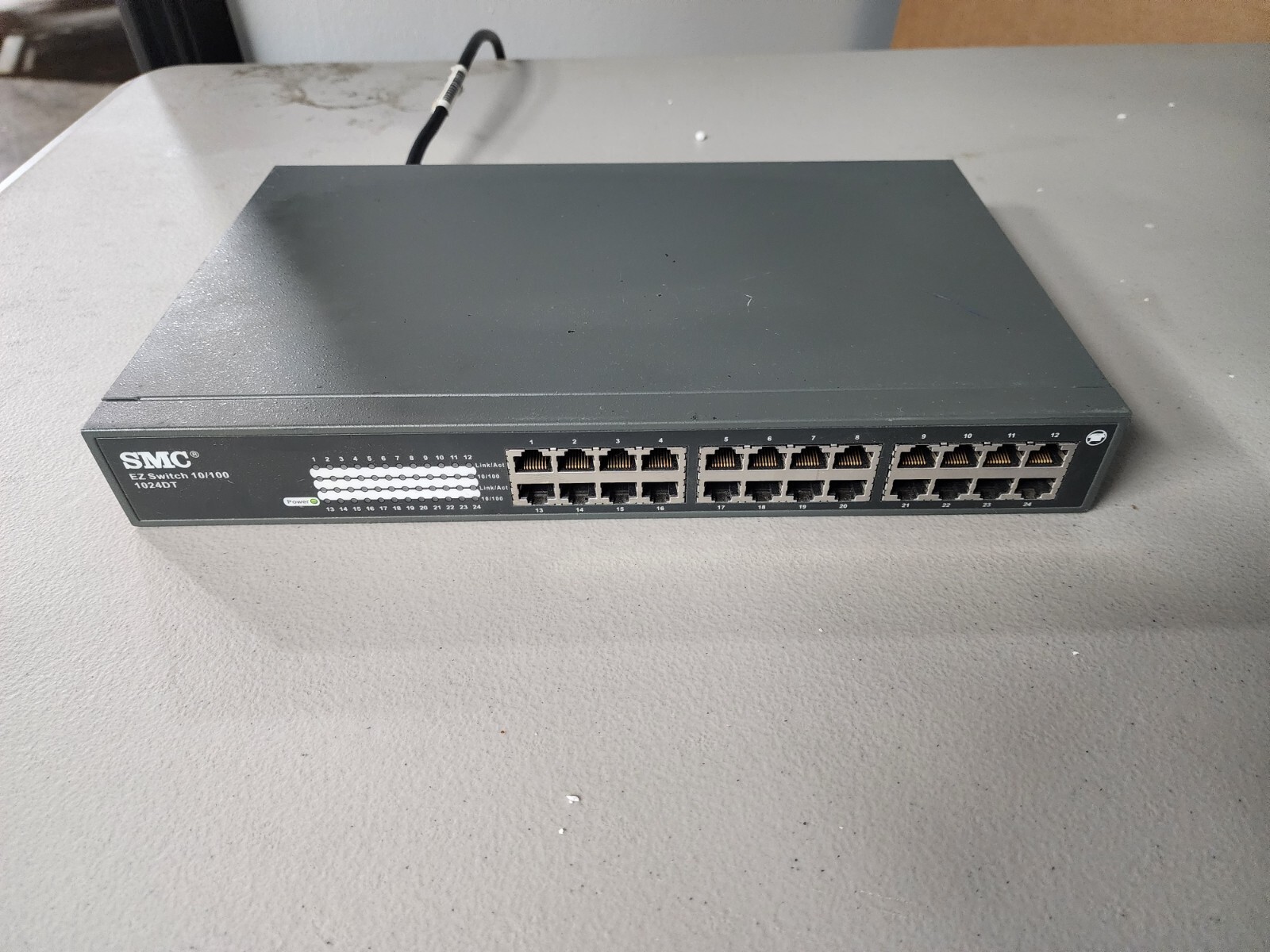 SMC EZ1024DT EZ Switch 10/100 Network Switch w/Power Cord Pre-Owned