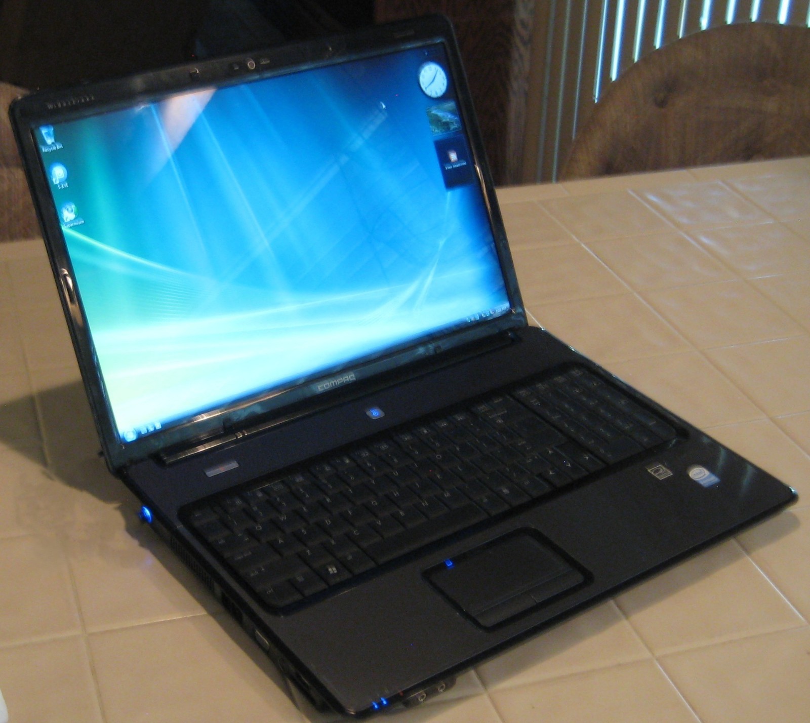 Compaq Presario A900 17-in Display Laptop w Intel Pentium Dual-Core Win Vista
