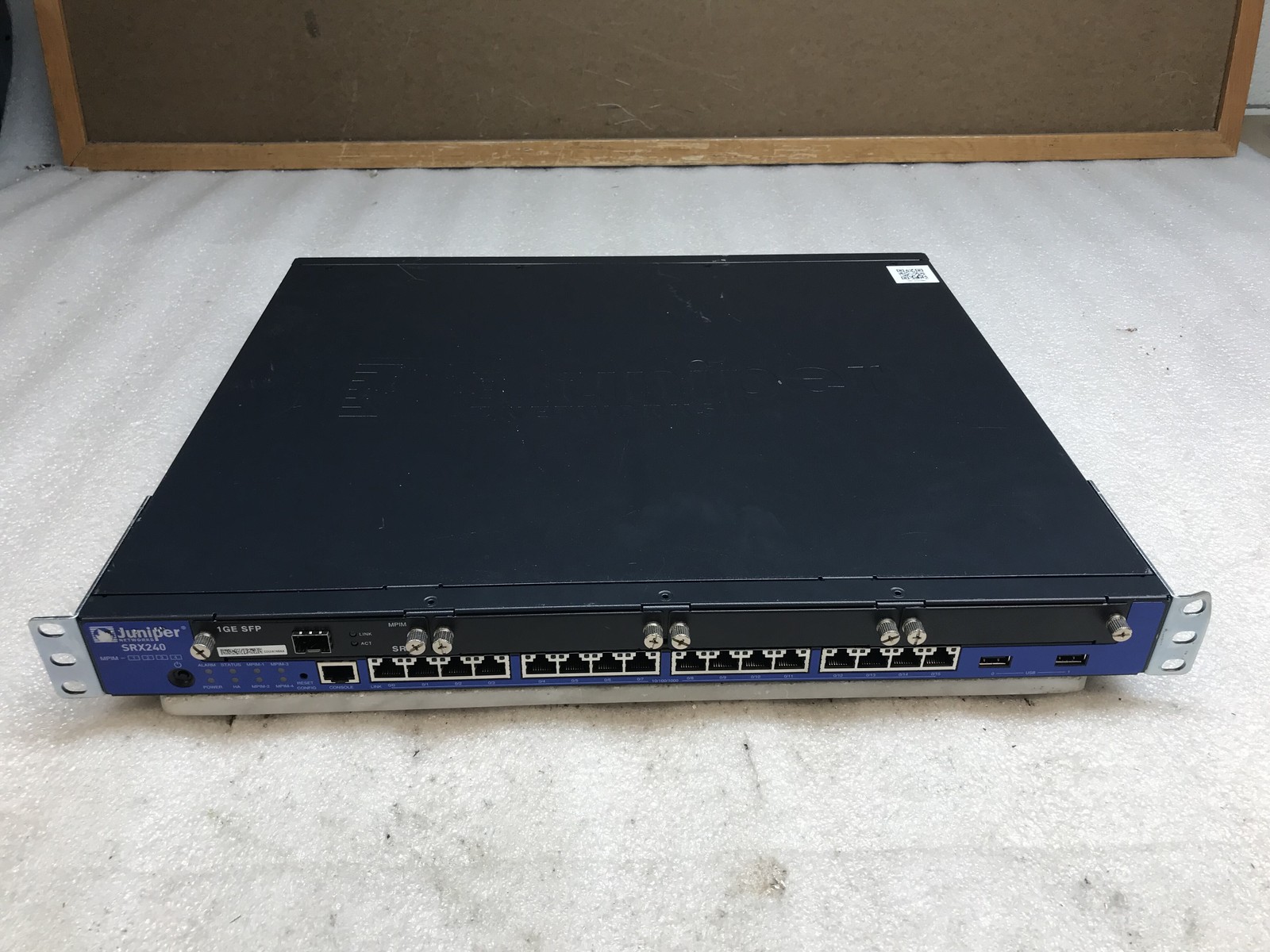 Juniper Networks SRX240 Secure Services Gateway 16 PoE Ports