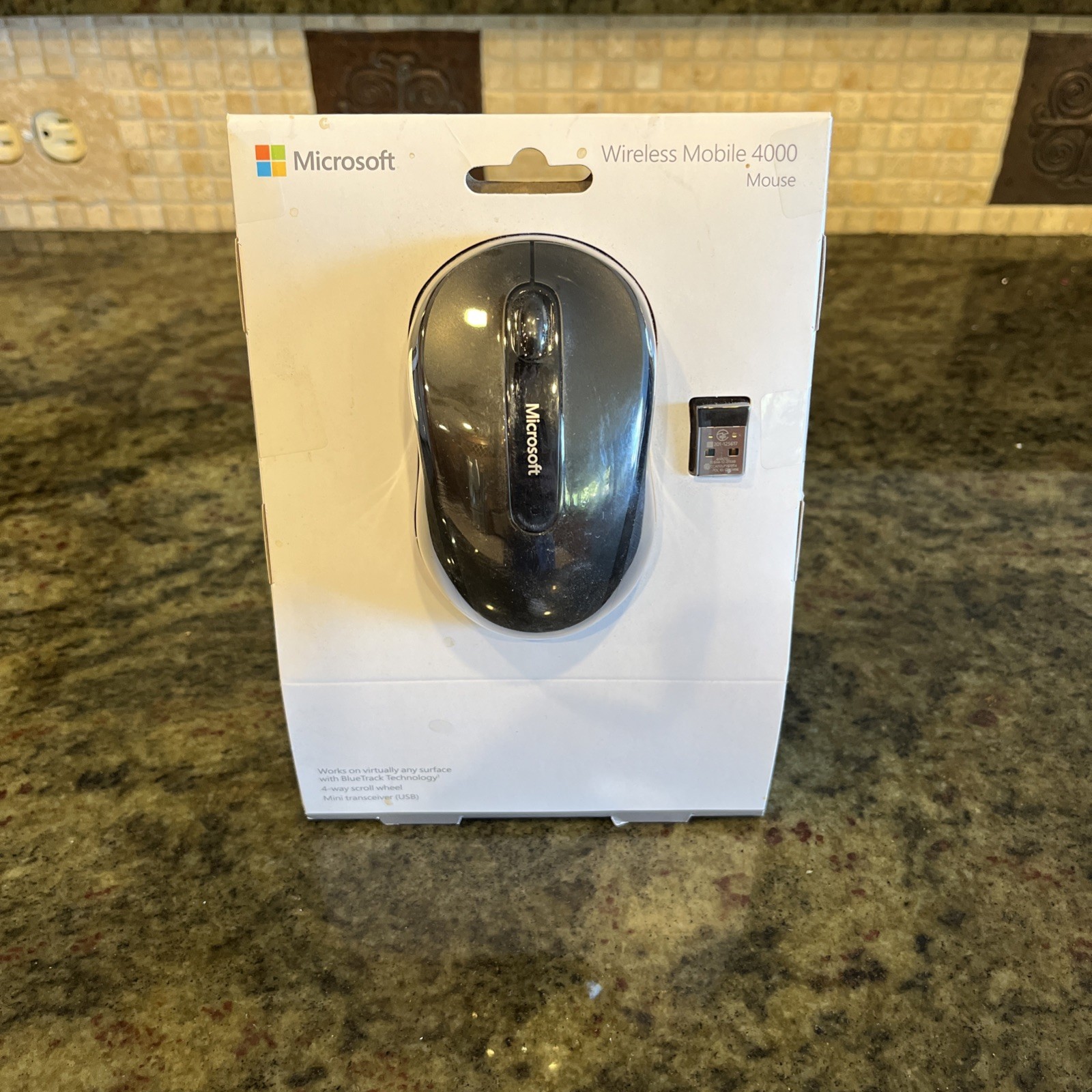 NIB Microsoft Wireless Mobile Mouse 4000 4 Way Scroll Wheel Model 1383 D5D-00001
