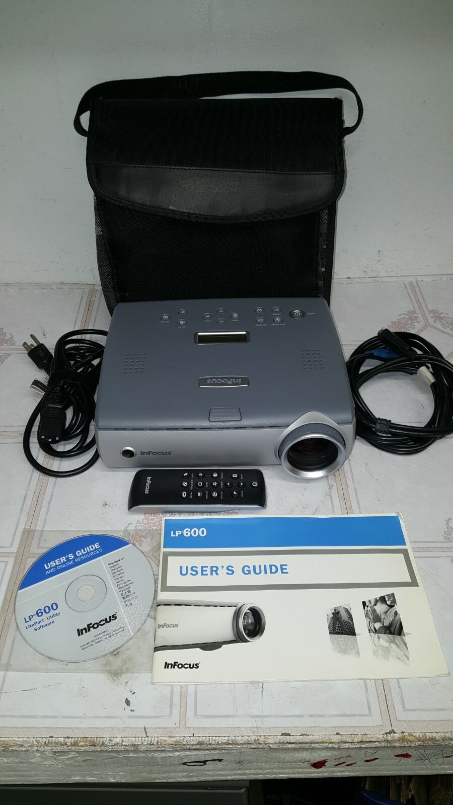 InFocus LP600 2000 Lumen DLP Projector ONLY 66 Lamp Hours W/Extras