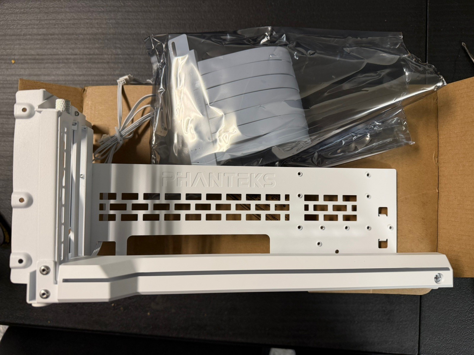 Phanteks Premium Gen5 Vertical GPU Bracket, PCIex16 Gen5, D-RGB Lighting, 220mm,