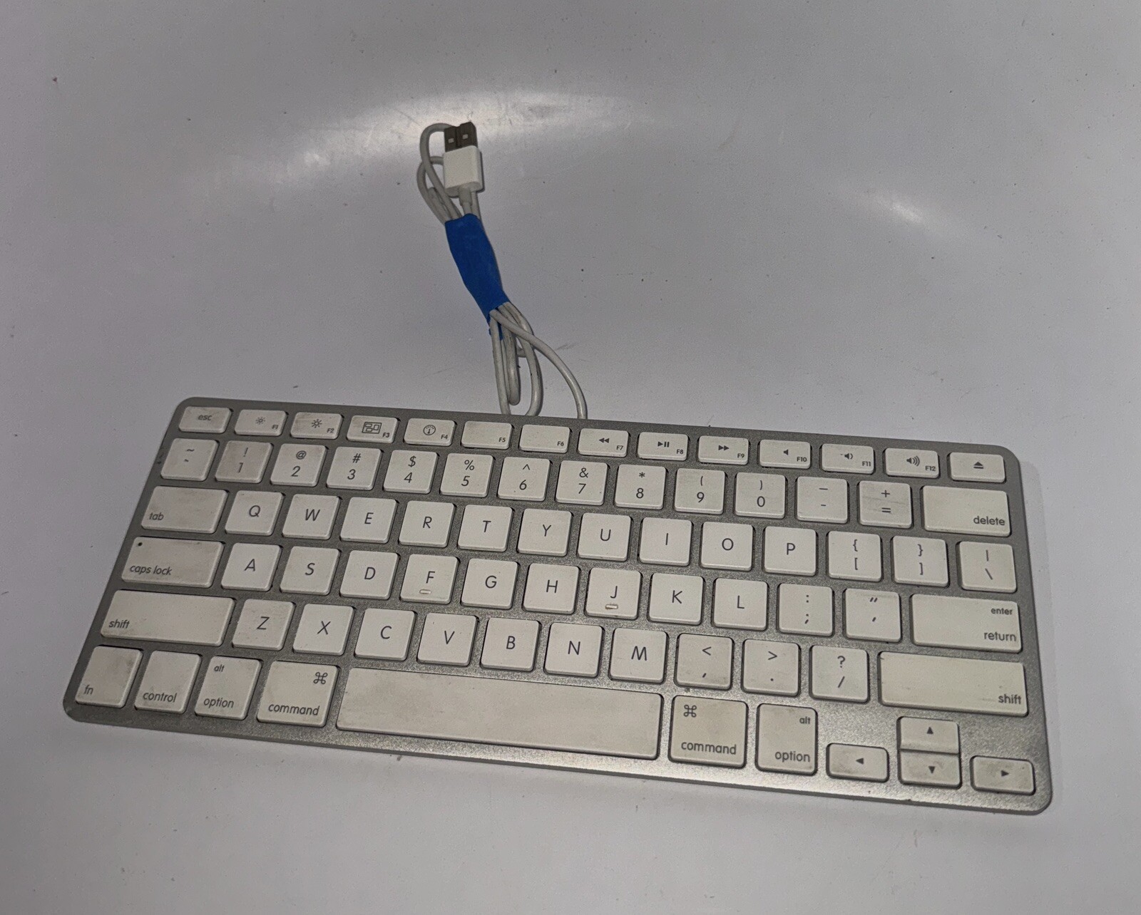 Apple A1242 Wired USB Aluminum Keyboard 2 USB Ports MB869LL/A - Tested Works