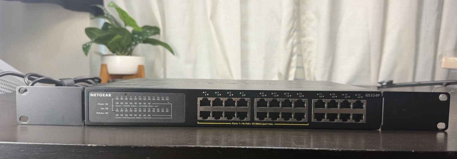 NETGEAR GS324P 24-Port Gigabit Ethernet PoE+ Unmanaged Switch