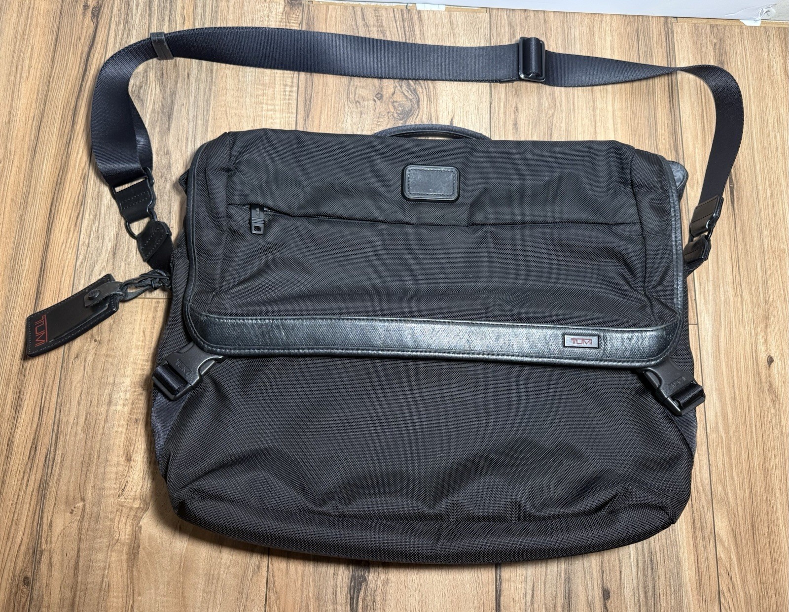 Tumi Alpha 2 Business Messenger Laptop Shoulder Bag 026201D2 Expandable Black